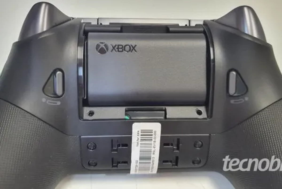 نمای پشتی کنترلر Xbox Elite Series 3 دیده می‌شود. محفظه باتری با لوگوی Xbox در مرکز قرار دارد. در دو طرف، دکمه‌های تنظیم شات‌گان (trigger stops) با آیکون‌های کوچک وجود دارد. بخش پایینی دسته‌ها با بافت مشکی ضدلغزش طراحی شده است
