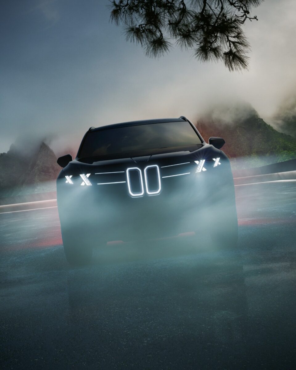 نمای جلوی نسل پنجم BMW X5 با چراغ‌های X-شکل، جلوپنجره کلیوی نورانی و زبان طراحی Neue Klasse در تصویر تیزر رسمی