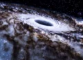 تصویرسازی هنری از سیاه‌چاله کلان‌جرم Sagittarius A* در مرکز کهکشان راه شیری با دیسک برافزایشی درخشان و ابرهای گازی پیرامون آن.