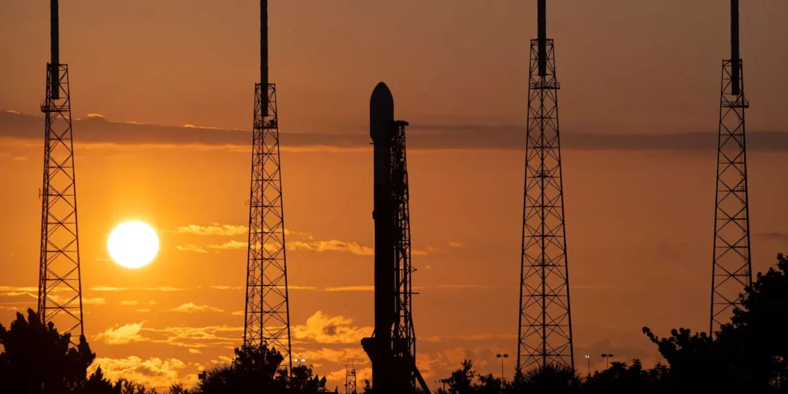 موشک SpaceX روی سکوی پرتاب در غروب خورشید؛ نمایی از آماده‌سازی مأموریت فضایی در پایگاه پرتاب.