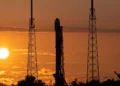 موشک SpaceX روی سکوی پرتاب در غروب خورشید؛ نمایی از آماده‌سازی مأموریت فضایی در پایگاه پرتاب.
