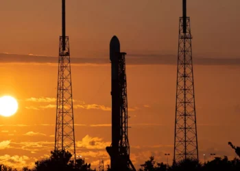 موشک SpaceX روی سکوی پرتاب در غروب خورشید؛ نمایی از آماده‌سازی مأموریت فضایی در پایگاه پرتاب.