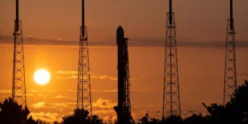 موشک SpaceX روی سکوی پرتاب در غروب خورشید؛ نمایی از آمادهسازی مأموریت فضایی در پایگاه پرتاب.