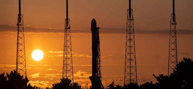 موشک SpaceX روی سکوی پرتاب در غروب خورشید؛ نمایی از آمادهسازی مأموریت فضایی در پایگاه پرتاب.