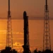 موشک SpaceX روی سکوی پرتاب در غروب خورشید؛ نمایی از آمادهسازی مأموریت فضایی در پایگاه پرتاب.