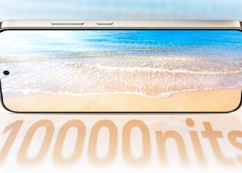 نمای روبهرو از پنل نمایشگر Honor X80 Pro Max که با والپیپر ساحلی روشن شده و عدد ۱۰,۰۰۰ نیت (10000 nits) به عنوان حداکثر روشنایی نمایشگر در پایین آن درج شده است