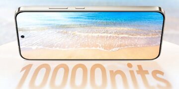 نمای روبهرو از پنل نمایشگر Honor X80 Pro Max که با والپیپر ساحلی روشن شده و عدد ۱۰,۰۰۰ نیت (10000 nits) به عنوان حداکثر روشنایی نمایشگر در پایین آن درج شده است
