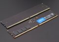 دو ماژول رم DDR5 برند Crucial با ظرفیت ۱۶ گیگابایت بر روی سطح تیره، نمایش دقیق مدارها، خازنها و تراشههای حافظه با فرکانس ۴۸۰۰ مگاهرتز