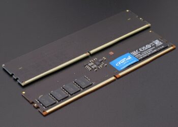 دو ماژول رم DDR5 برند Crucial با ظرفیت ۱۶ گیگابایت بر روی سطح تیره، نمایش دقیق مدارها، خازنها و تراشههای حافظه با فرکانس ۴۸۰۰ مگاهرتز