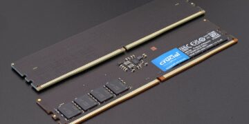 دو ماژول رم DDR5 برند Crucial با ظرفیت ۱۶ گیگابایت بر روی سطح تیره، نمایش دقیق مدارها، خازنها و تراشههای حافظه با فرکانس ۴۸۰۰ مگاهرتز