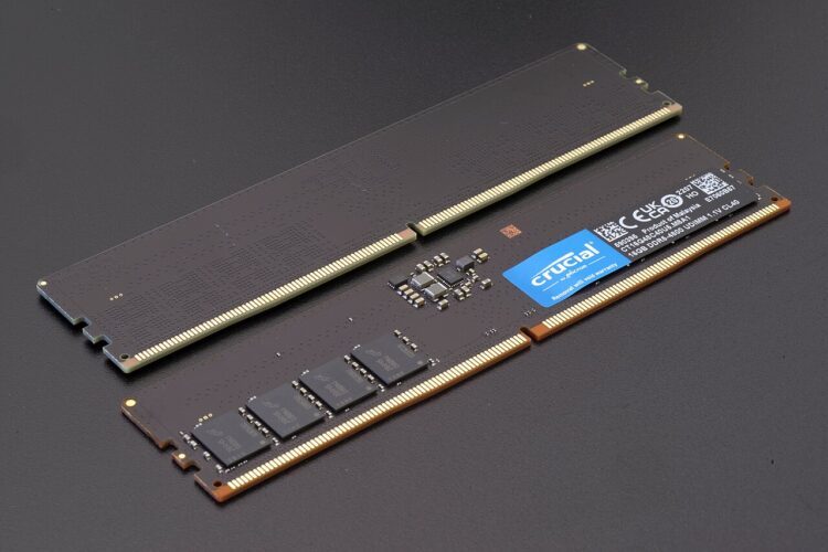 دو ماژول رم DDR5 برند Crucial با ظرفیت ۱۶ گیگابایت بر روی سطح تیره، نمایش دقیق مدارها، خازن‌ها و تراشه‌های حافظه با فرکانس ۴۸۰۰ مگاهرتز