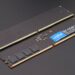 دو ماژول رم DDR5 برند Crucial با ظرفیت ۱۶ گیگابایت بر روی سطح تیره، نمایش دقیق مدارها، خازنها و تراشههای حافظه با فرکانس ۴۸۰۰ مگاهرتز