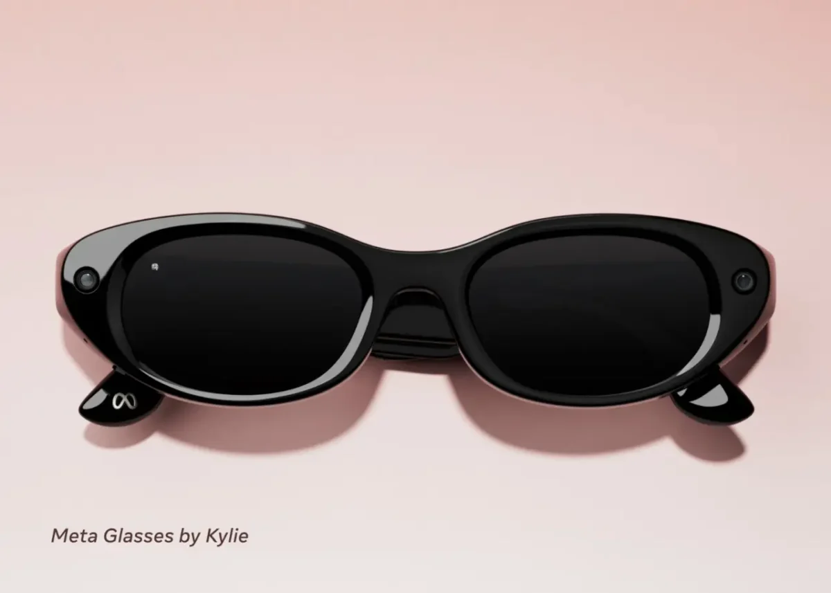 نمای جلویی از عینک هوشمند Meta مدل Kylie با فریم بیضی‌شکل و لنزهای تیره؛ دوربین‌های تعبیه شده در گوشه‌های فریم کاملاً مشخص هستند.