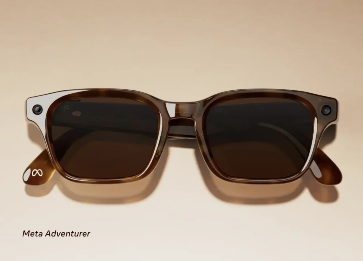 نمای جلویی عینک هوشمند Meta مدل Adventurer با فریم طرح‌دار کلاسیک (Tortoiseshell) و لنزهای تیره؛ طراحی الهام‌گرفته از عینک‌های آفتابی کلاسیک.