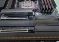 تصویری از مادربرد یک کامپیوتر که به خاطر حرارت کارت گرافیک RTX 5090 تغییر رنگ داده