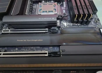 تصویری از مادربرد یک کامپیوتر که به خاطر حرارت کارت گرافیک RTX 5090 تغییر رنگ داده