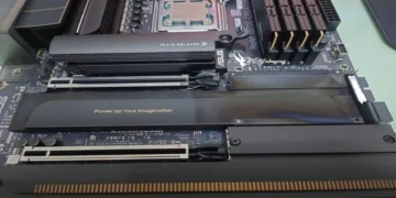 تصویری از مادربرد یک کامپیوتر که به خاطر حرارت کارت گرافیک RTX 5090 تغییر رنگ داده