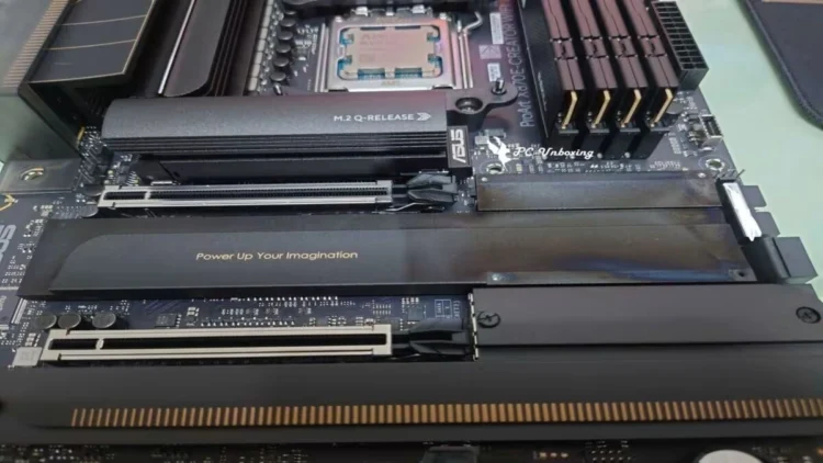 تصویری از مادربرد یک کامپیوتر که به خاطر حرارت کارت گرافیک RTX 5090 تغییر رنگ داده