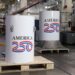 کپسول زمان پروژه America250 با بدنه فلزی سفید در مرکز صنعتی، پیش از دفن برای ۲۵۰ سال آینده آماده‌سازی می‌شود.