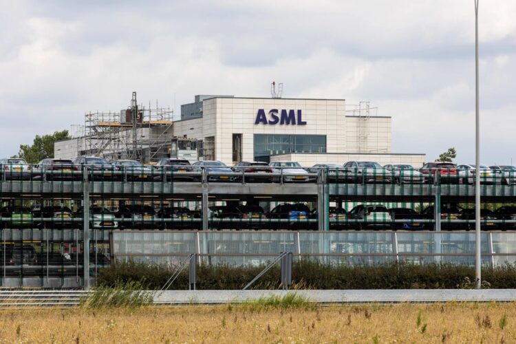 شرکت ASML شایعه ارسال تجهیزات EUV به چین را «غلط و مخرب» خواند