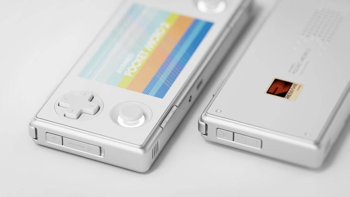 نمای نزدیک از جلوی کنسول دستی Ayaneo Pocket Micro 2 به رنگ سفید، با بدنه فلزی براق؛ دکمه‌های کنترلی خاکستری‌رنگ و صفحه نمایش روشن که لوگوی Ayaneo Pocket Micro 2 را نشان می‌دهد، با پس‌زمینه‌ای سفید که سادگی و ظرافت طراحی را به نمایش می‌گذارد.