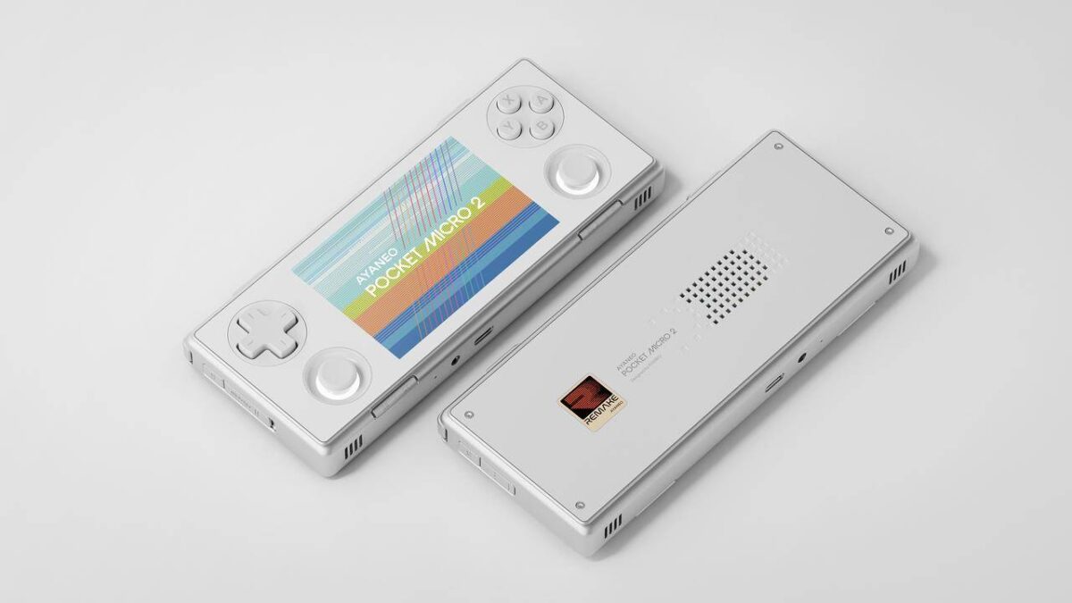 نمای نزدیک از کناره و پشت دو کنسول دستی Ayaneo Pocket Micro 2 به رنگ سفید؛ در این تصویر پورت‌های جانبی، دکمه‌های پاور و تنظیم صدا، و همچنین دریچه‌های تهویه و لوگوی کوچک REMAKE روی بدنه پشتی قابل مشاهده است که جزئیات فنی و طراحی ارگونومیک دستگاه را نشان می‌دهد.