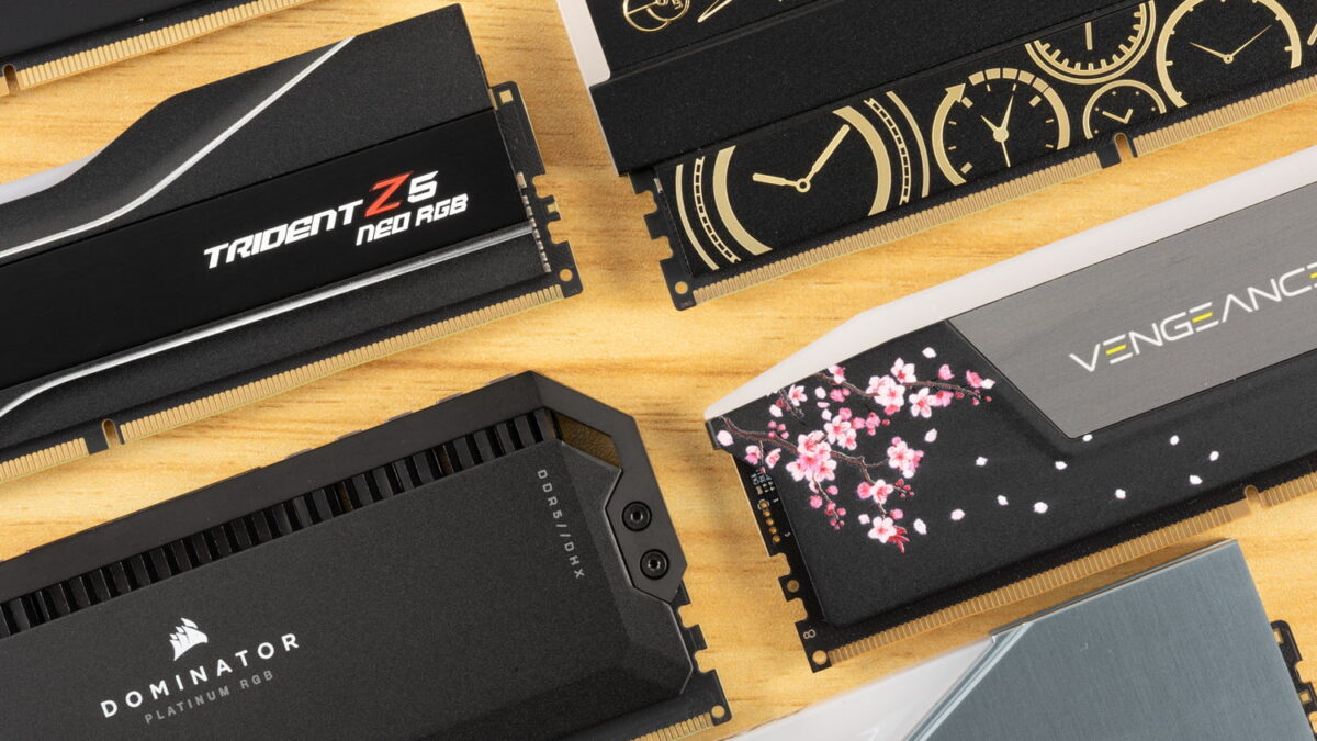 مجموعه‌ای از ماژول‌های حافظه رم گیمینگ با طراحی‌های خاص؛ شامل مدل‌های Corsair Dominator Platinum، G.Skill Trident Z5 Neo RGB و رم‌های با طرح گرافیکی شکوفه‌های گیلاس (Cherry Blossom) که روی سطح چوبی قرار گرفته‌اند و تفاوت سبک طراحی و نورپردازی RGB را نشان می‌دهند.