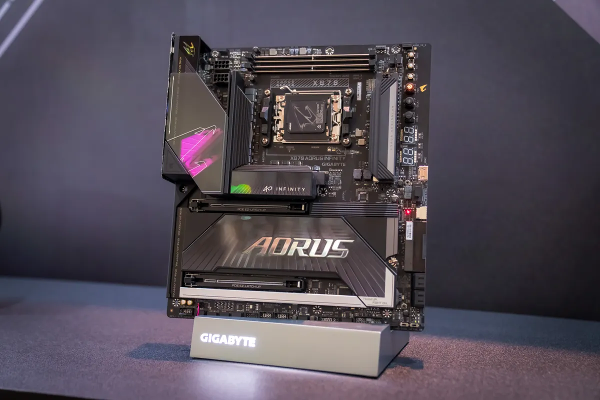 نمای نزدیک مادربرد گیگابایت مدل X870 AORUS Infinity با نورپردازی بنفش روی هیت‌سینک و لوگوی ۴۰ Infinity؛ طراحی مدرن با هیت‌سینک‌های یکپارچه و مدار چاپی مشکی