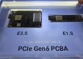 مقایسه فیزیکی دو برد مدار چاپی PCIe Gen6 PCBA در استانداردهای E3.S (پهن) و E1.S (باریک) با چیپ‌های Phison در محفظه نمایشگاهی