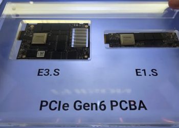 مقایسه فیزیکی دو برد مدار چاپی PCIe Gen6 PCBA در استانداردهای E3.S (پهن) و E1.S (باریک) با چیپ‌های Phison در محفظه نمایشگاهی