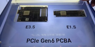 مقایسه فیزیکی دو برد مدار چاپی PCIe Gen6 PCBA در استانداردهای E3.S (پهن) و E1.S (باریک) با چیپ‌های Phison در محفظه نمایشگاهی
