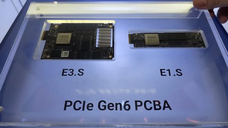 مقایسه فیزیکی دو برد مدار چاپی PCIe Gen6 PCBA در استانداردهای E3.S (پهن) و E1.S (باریک) با چیپ‌های Phison در محفظه نمایشگاهی