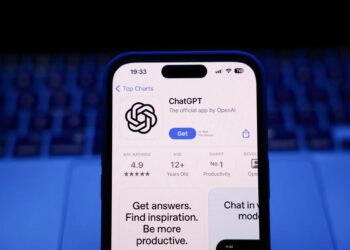 سهم بازار ChatGPT برای اولینبار به زیر ۵۰ درصد سقوط کرد