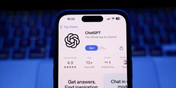سهم بازار ChatGPT برای اولین‌بار به زیر ۵۰ درصد سقوط کرد