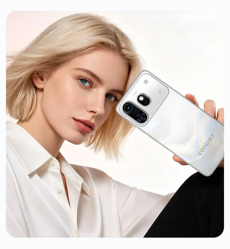 یک زن در حال در دست گرفتن گوشی Coolpad Cool 80 مدل سفید با بدنه براق و طراحی مدرن دوربین