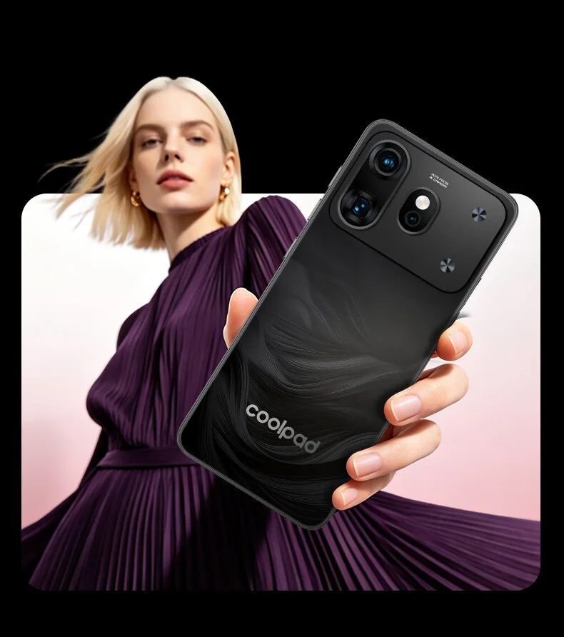 یک زن با لباس بنفش تیره در حال نمایش نسخه مشکی رنگ گوشی Coolpad Cool 80 با دوربینهای برجسته