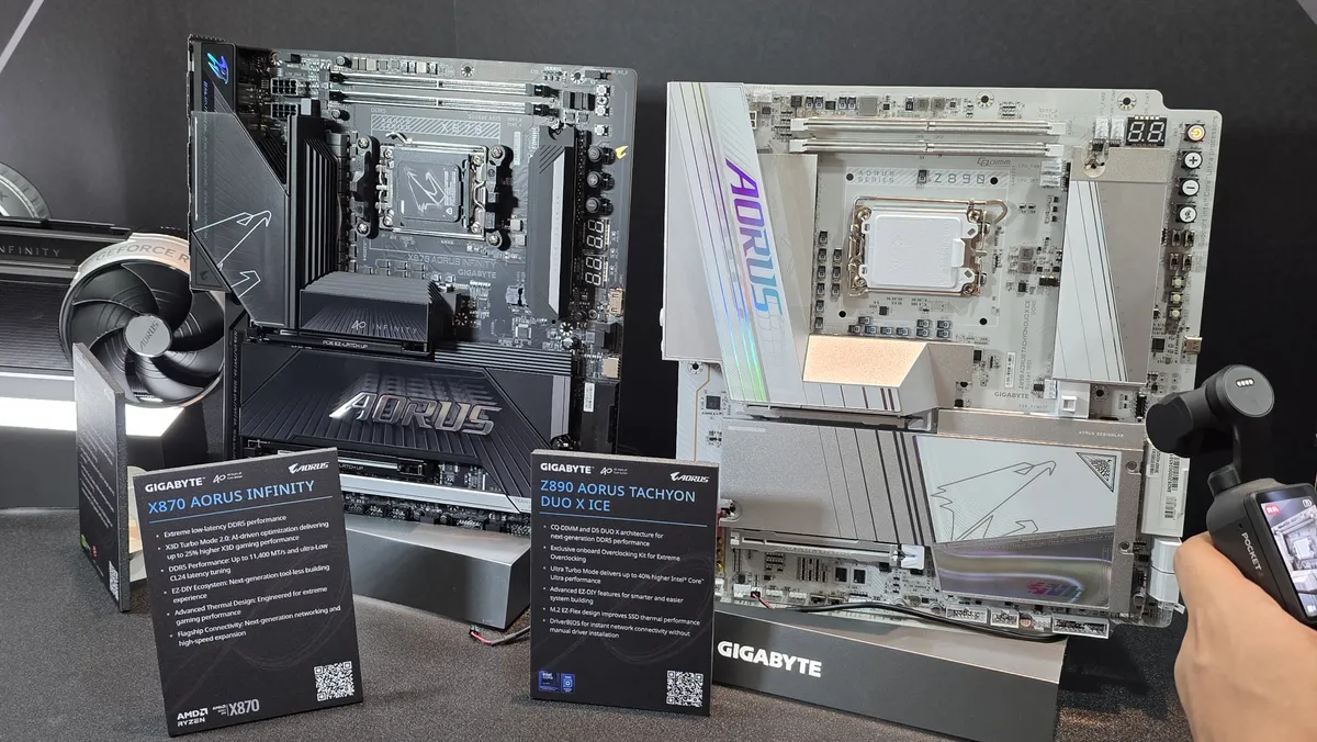 مادربرد مشکی X870 AORUS Infinity مخصوص پردازنده‌های AMD در کنار مادربرد سفید و نقره‌ای Z890 AORUS Tachyon Duo X ICE مخصوص اورکلاک در نمایشگاه گیگابایت