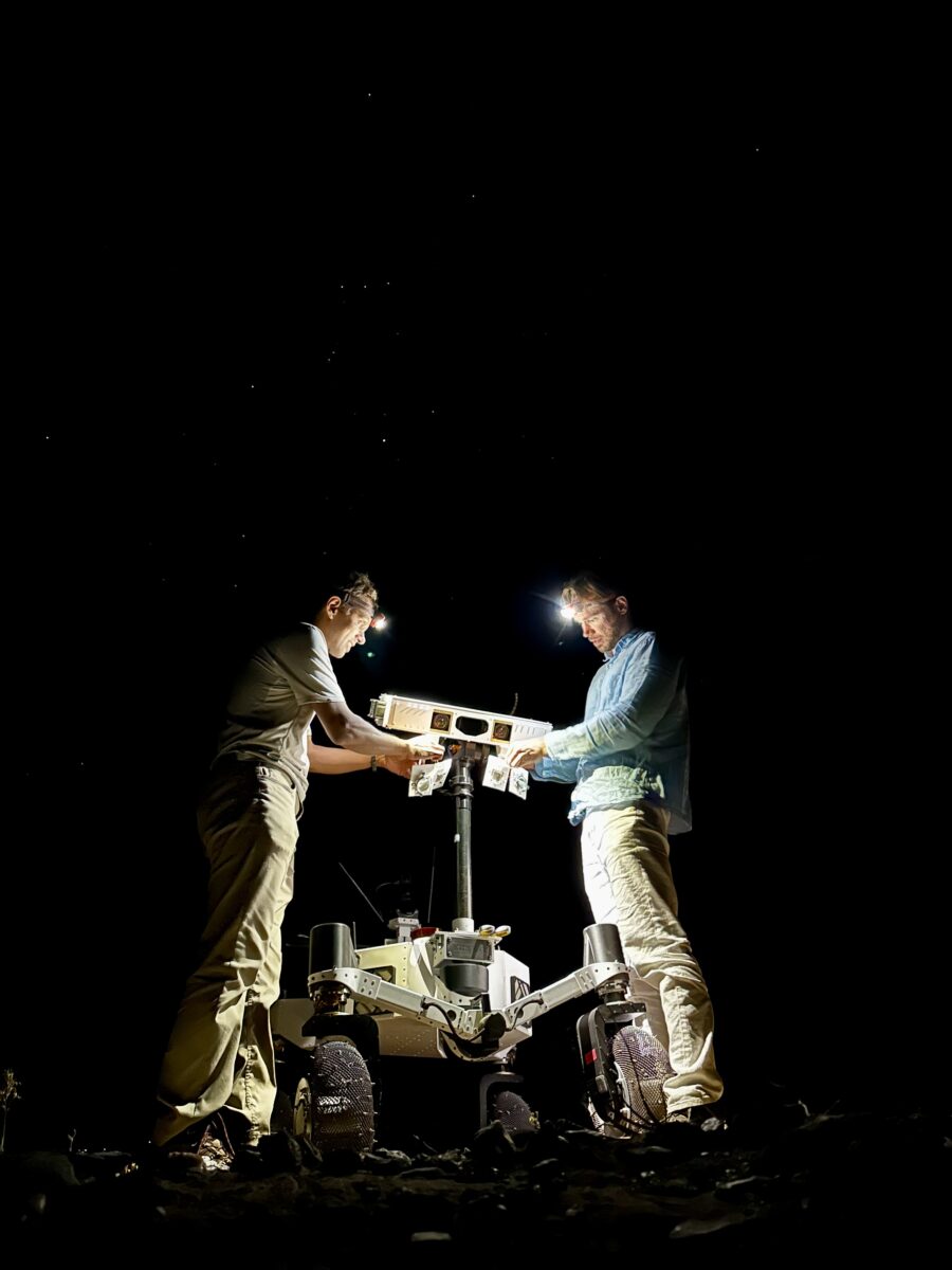 دو مهندس NASA در حال آمادهسازی و بررسی مریخنورد ERNEST برای آزمایشهای میدانی شبانه در محیطی شبیهسازیشده برای مأموریتهای ماه و مریخ.