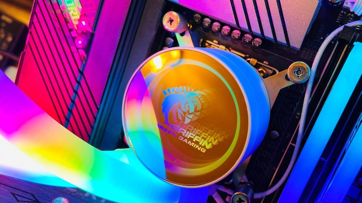 در پردازندههای Core i7 و Ryzen 7 این کولر توانایی حفظ دمای حدود 70 تا 85 درجه در بارهای سنگین را دارد و نسبت به مدل 240mm حدود 10 درجه عملکرد بهتری ارائه میدهد.