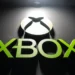 لوگوی XBOX با رنگ سبز درخشان؛ حرف X شکل بازی، به همراه نوشته XBOX که با نورپردازی از بالا روی سطح مشکی برجسته شده است
