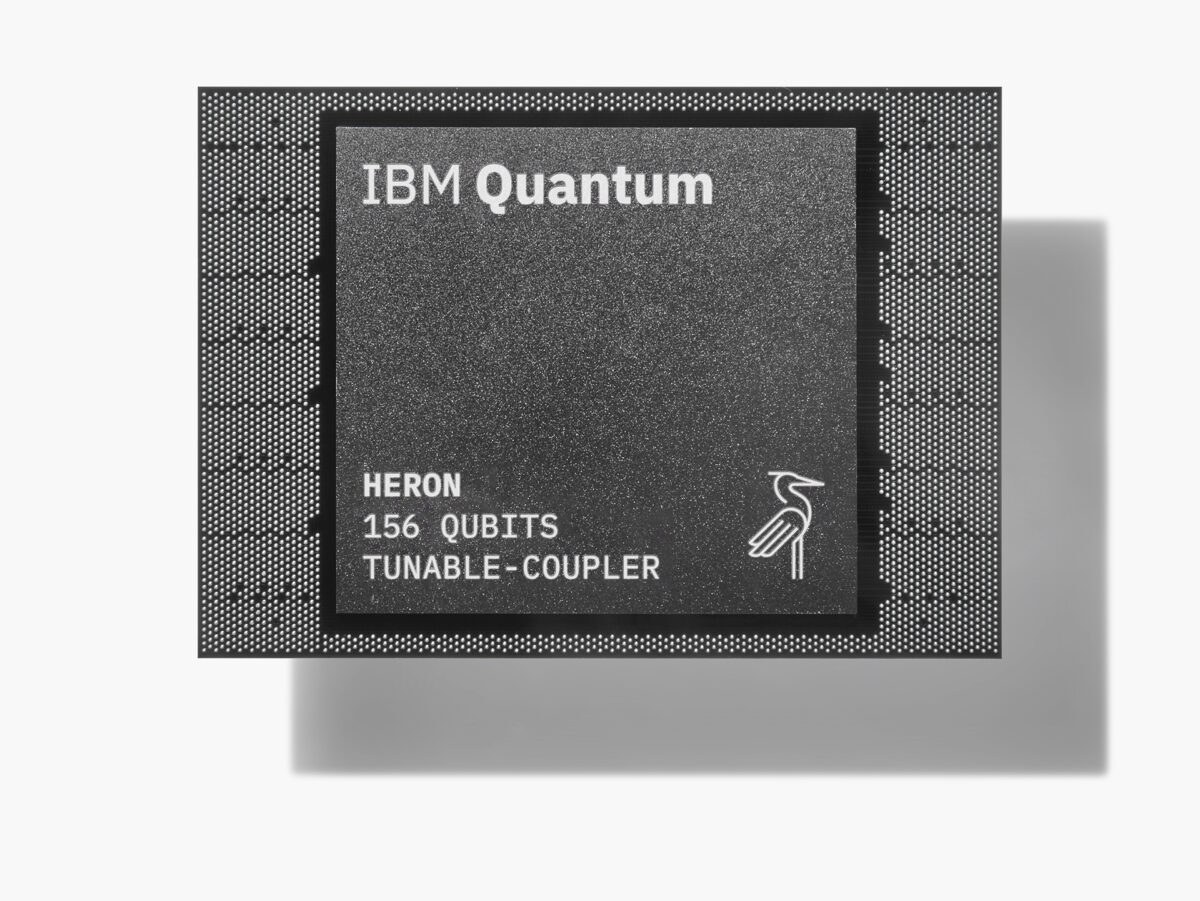 تراشه کوانتومی Heron شرکت IBM با ۱۵۶ کیوبیت؛ پردازندهای که پژوهشگران برای بارگذاری و تحلیل ژنوم ویروس هپاتیت D در پروژه ژنومیک کوانتومی از آن استفاده کردند.