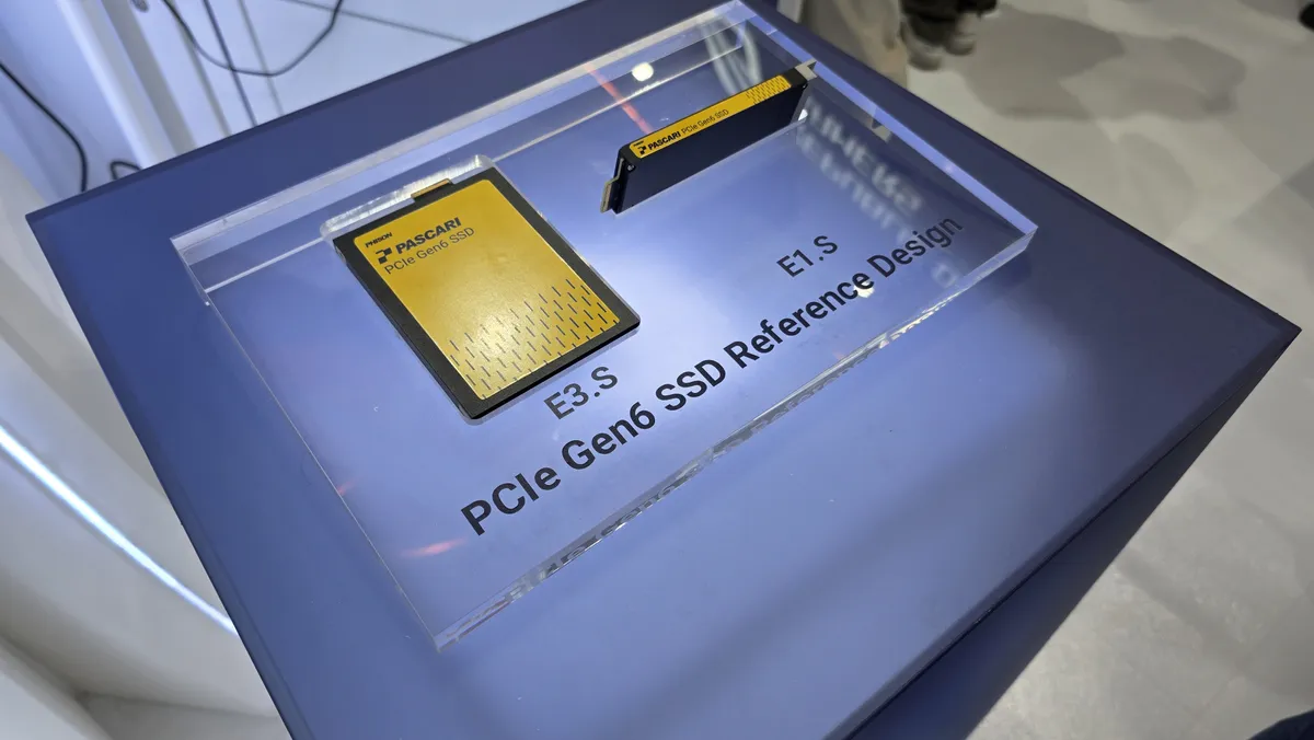 دو حافظه SSD مدل Phison PASCARI با برچسب زرد در استانداردهای E3.S و E1.S؛ طراحی مرجع SSDهای PCIe Gen6 روی پایه شیشه‌ای با متن PCIe Gen6 SSD Reference Design
