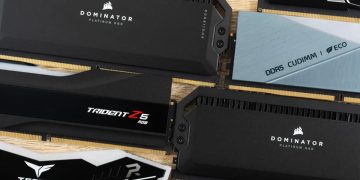 چیدمان متنوعی از ماژول‌های رم DDR5 شامل برندهای Corsair Dominator Platinum، G.Skill Trident Z5 و T-Force Delta روی یک سطح چوبی، با تمرکز بر طراحی هیت‌سینک‌های مشکی و متالیک