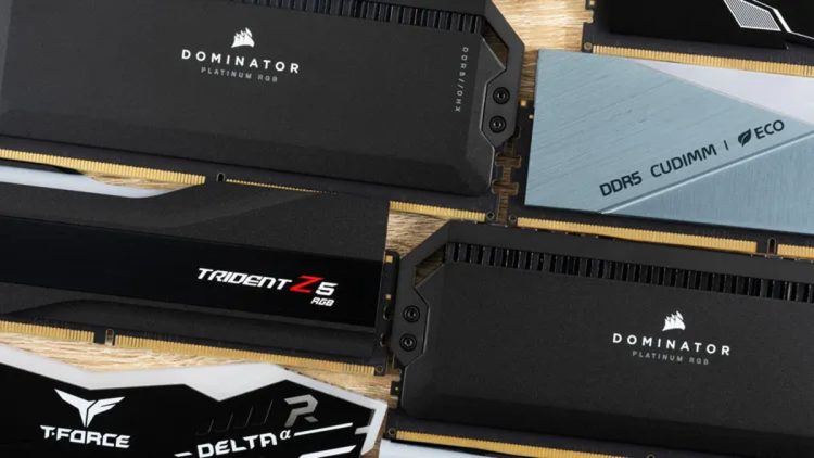 چیدمان متنوعی از ماژولهای رم DDR5 شامل برندهای Corsair Dominator Platinum، G.Skill Trident Z5 و T-Force Delta روی یک سطح چوبی، با تمرکز بر طراحی هیتسینکهای مشکی و متالیک