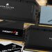 چیدمان متنوعی از ماژول‌های رم DDR5 شامل برندهای Corsair Dominator Platinum، G.Skill Trident Z5 و T-Force Delta روی یک سطح چوبی، با تمرکز بر طراحی هیت‌سینک‌های مشکی و متالیک