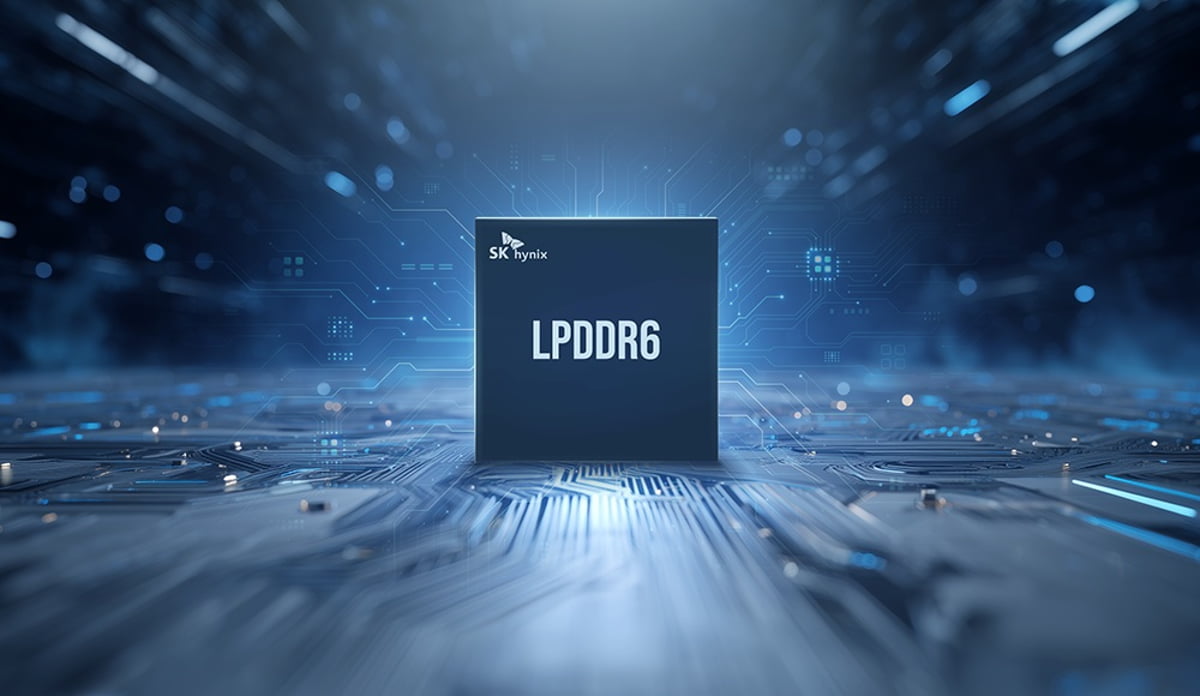 نمای گرافیکی و مدرن از یک چیپست حافظه با برند SK Hynix و لیبل LPDDR6 که در مرکز یک برد مدار چاپی (PCB) با نورپردازی آبی و خطوط دیجیتالی قرار گرفته است.