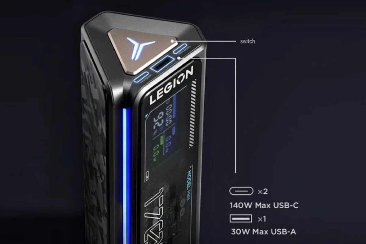 نمای نزدیک از پورتهای پاوربانک گیمینگ لنوو لیجن P9B؛ شامل دو درگاه USB-C با خروجی ۱۴۰ وات و یک درگاه USB-A با خروجی ۳۰ وات که با نمادهای گرافیکی مشخص شدهاند.