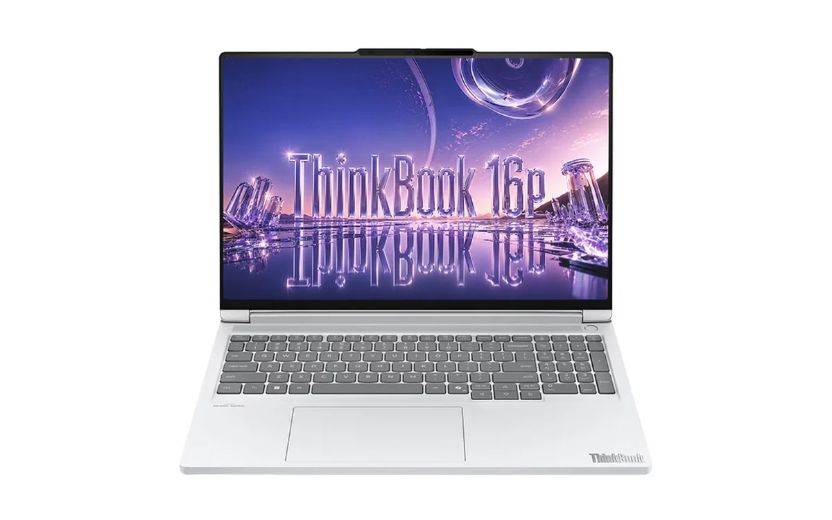 نمای مستقیم و باز از لپتاپ نقرهای رنگ ThinkBook 16p لنوو با کیبورد کامل و تاچپد بزرگ. والپیپر دستگاه شامل کلمه ThinkBook 16p با افکت شیشهای و کریستالی است.