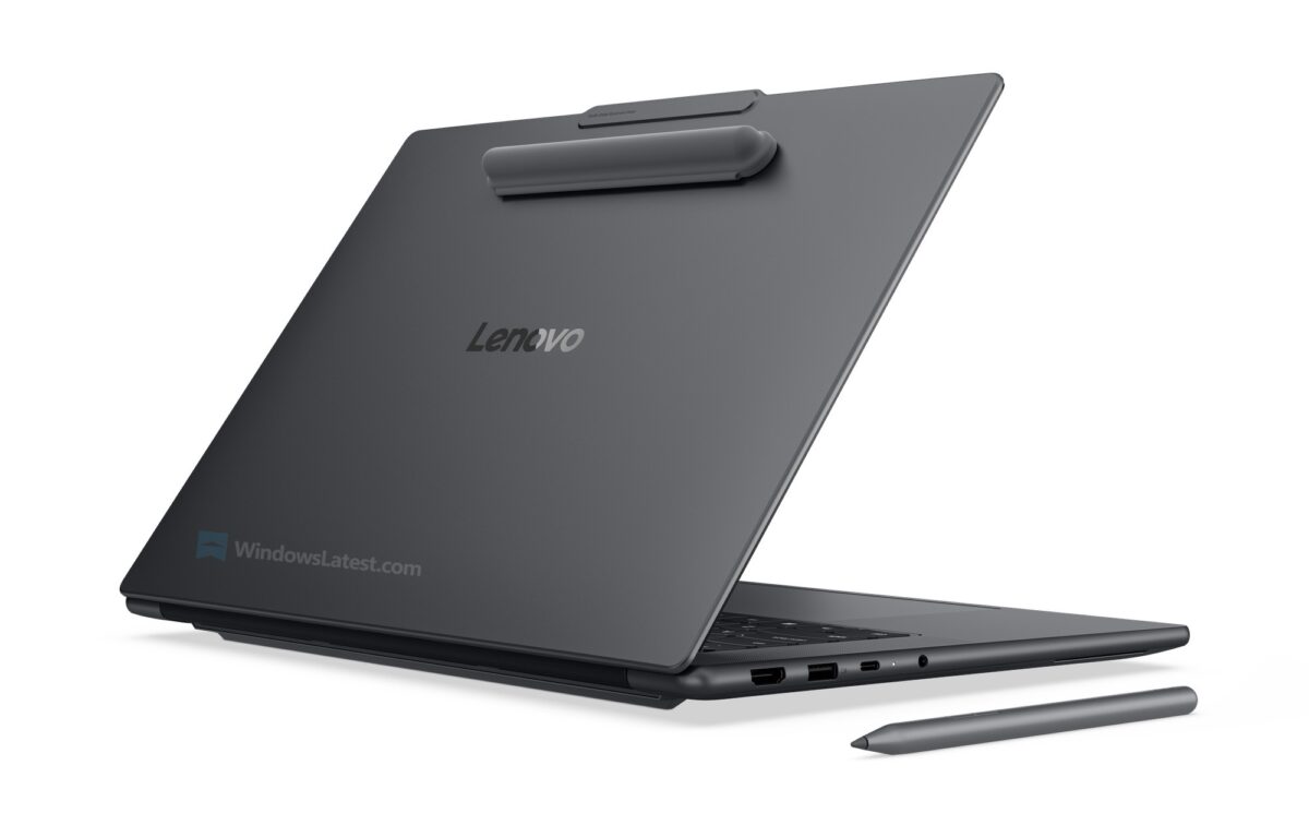 نمای پشت لپ‌تاپ لنوو یوگا پرو ۹ در حالت نیمه‌بسته، نمایش لوگوی حک شده Lenovo، محل قرارگیری قلم هوشمند در پشت نمایشگر و پورت‌های USB-C و HDMI در لبه دستگاه
