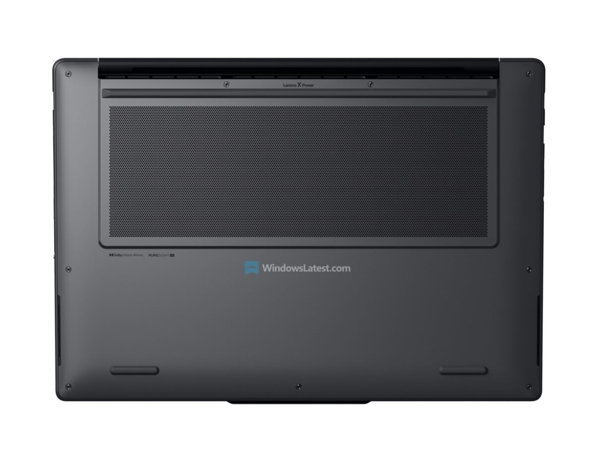 نمای کف لپ‌تاپ Lenovo Yoga Pro 9 شامل شبکه بزرگ تهویه هوا برای سیستم خنک‌کننده Lenovo X Power، پایه‌های پلاستیکی ضدلغزش و پیچ‌های بدنه